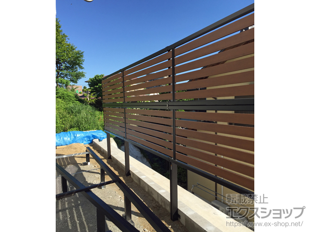 愛知県半田市ののフェンス・柵 モクアルフェンス 横板タイプ 2段支柱 自立建て用（パネル2段） 施工例