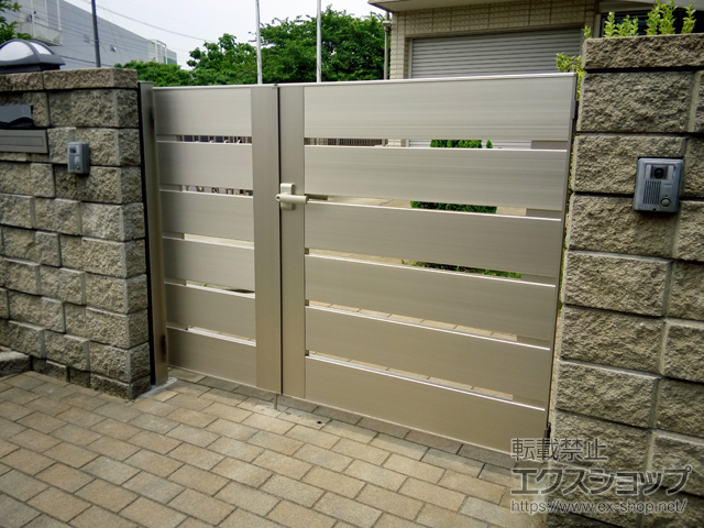 埼玉県北葛飾郡松伏町のの門扉 ルシアス門扉BW01型 横スリット 両開き親子 アルミカラー 門柱使用 施工例