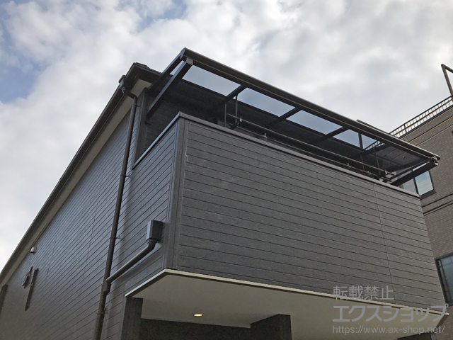 兵庫県尼崎市ののバルコニー・ベランダ屋根 ヴェクターテラス F型 ルーフタイプ 単体積雪〜20cm対応＋吊り下げ式 固定物干し 標準2本入り 施工例