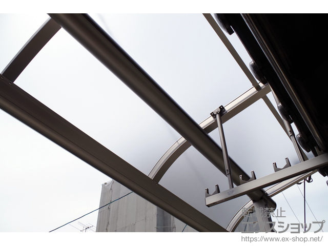 大阪府大阪市ののバルコニー・ベランダ屋根 プレシオステラス R型 屋根タイプ 単体 積雪〜20cm対応＋吊り下げ物干し 標準2本入り 施工例
