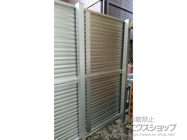 栃木県河内郡上三川町ののフェンス・柵 ミエーネフェンス 目隠しルーバータイプ 2段支柱 自立建て用（パネル2段） 施工例