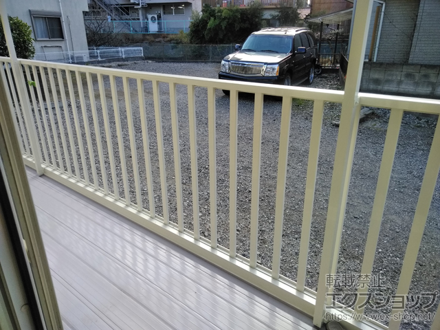 神奈川県横須賀市のLIXIL リクシル（トステム）のバルコニー ビューステージHスタイル 縦太格子 単体 柱建て式（1階設置） 施工例