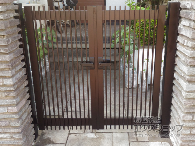 神奈川県横浜市のの門扉 シンプレオ門扉T1型 縦格子 両開き 門柱使用 施工例