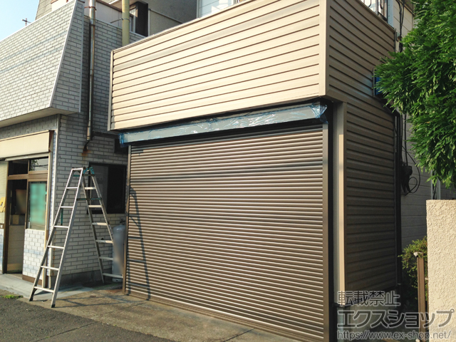 神奈川県平塚市のLIXIL リクシル（トステム）のガレージシャッター ガレージシャッタークワトロ 電動式 外部付タイプ 施工例