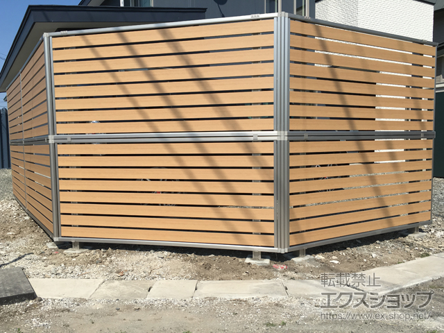 北海道富良野市ののフェンス・柵 ルシアスフェンスF04型 横板 木目カラー 2段支柱 自立建て用（パネル2段） 施工例