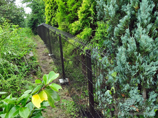 静岡県伊東市ののフェンス・柵 メッシュフェンス G10-R 自在柱 施工例