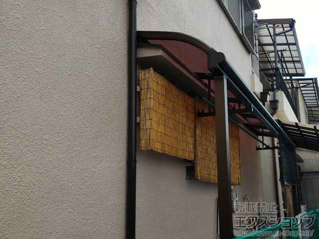 奈良県磯城郡田原本町ののテラス屋根 ヴェクターテラス R型 テラスタイプ 単体 積雪〜20cm対応＋吊り下げ式 固定物干し 仕様：ロング 2本入り 施工例