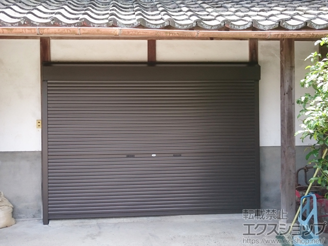 滋賀県大津市のLIXIL リクシル（トステム）のガレージシャッター ガレージシャッタークワトロ 手動式 外部付タイプ 施工例