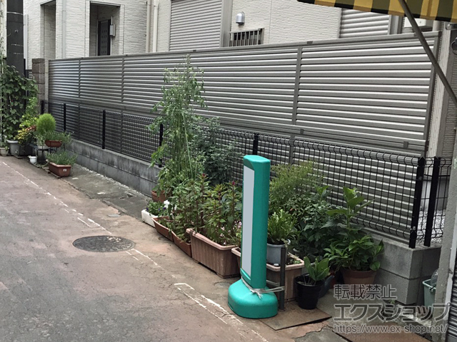 埼玉県新座市ののフェンス・柵 ミエーネフェンス 目隠しルーバータイプ 2段支柱 施工例