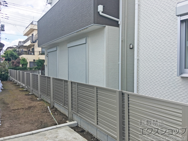 埼玉県川口市ののフェンス・柵 ミエーネフェンス 目隠しルーバータイプ 2段支柱 自立建て用（パネル1段） 施工例