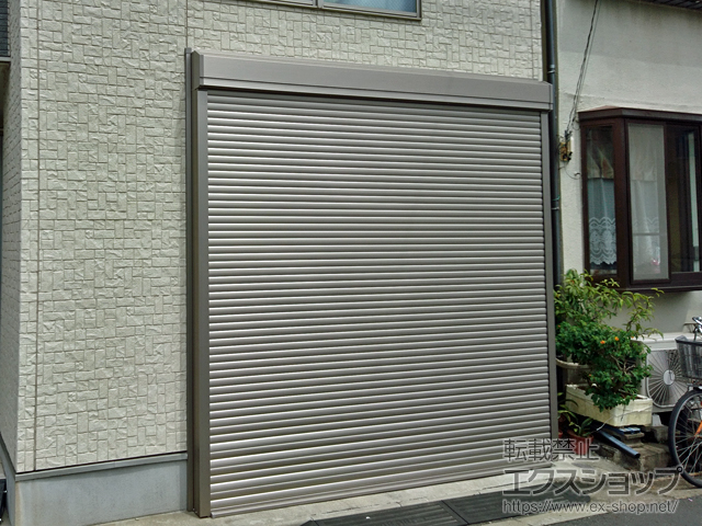 東京都葛飾区のLIXIL リクシル（トステム）のガレージシャッター ガレージシャッタークワトロ 電動式 外部付タイプ 施工例