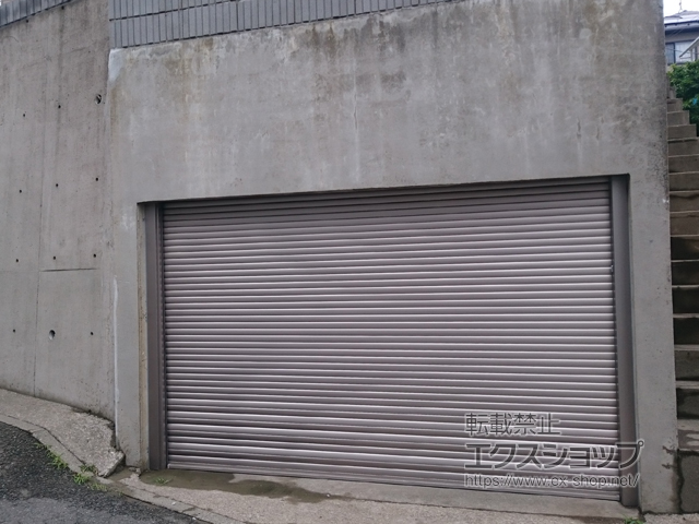 神奈川県横浜市のLIXIL リクシル（トステム）のガレージシャッター ガレージシャッタークワトロ 電動式 内部付タイプ ※外部停電時開閉機構 施工例