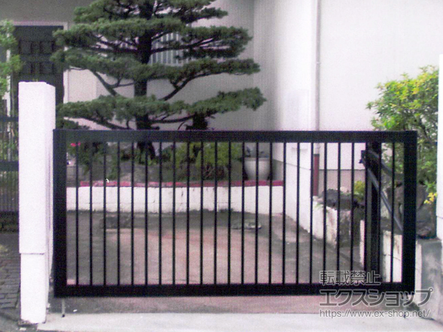 兵庫県宝塚市ののカーゲート スウィングアップゲート2型 縦格子 手動式 施工例