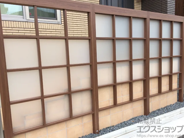 愛知県名古屋市のLIXIL リクシル(TOEX)のフェンス・柵・塀 Gスクリーン 角格子タイプ パネル3段(枠4段) 間仕切り柱 施工例