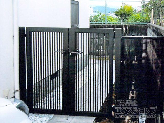 和歌山県紀の川市のの門扉 プレスタ門扉 2型 細たて桟 両開き 柱使用 施工例