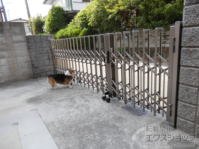 大阪府高石市ののカーゲート トリップゲート ペットガード型 ノンレール 両開き親子 42WO（12S+30M） 施工例