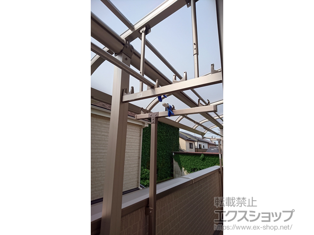 静岡県静岡市ののバルコニー・ベランダ屋根 プレシオステラス R型 屋根タイプ 連棟 積雪〜20cm対応＋ 吊り下げ式物干し 標準 2本入り×1セット 施工例