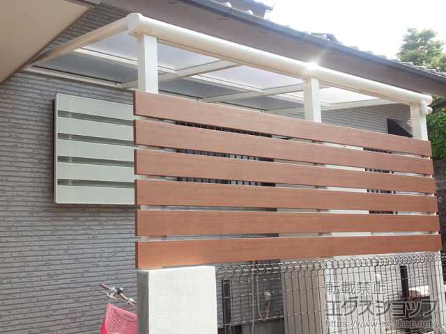 宮崎県日向市ののテラス屋根 ヴェクターテラス F型 テラスタイプ 単体 積雪〜20cm対応＋ヴェクターテラス 用目隠しパネル6段（870ｍｍ） 横格子3本：関東間1.5間用 施工例