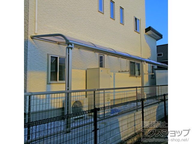 福岡県北九州市ののテラス屋根 プレシオステラス R型 テラスタイプ 連棟　積雪〜20cm対応＋吊り下げ式物干し 標準 2本入り 施工例