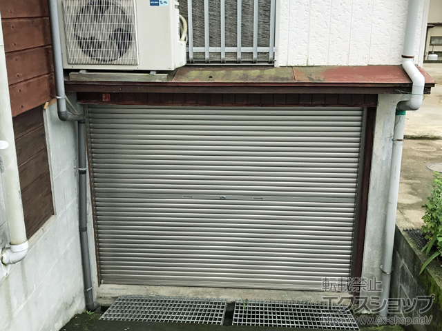 熊本県八代市のLIXIL リクシル（トステム）のガレージシャッター ガレージシャッタークワトロ 手動式 内部付タイプ 施工例