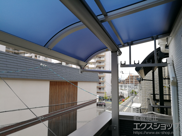大阪府大阪市ののバルコニー・ベランダ屋根 ヴェクターテラス R型 屋根タイプ 単体 積雪〜20cm対応＋吊り下げ式物干し 標準 2本入×1セット 施工例