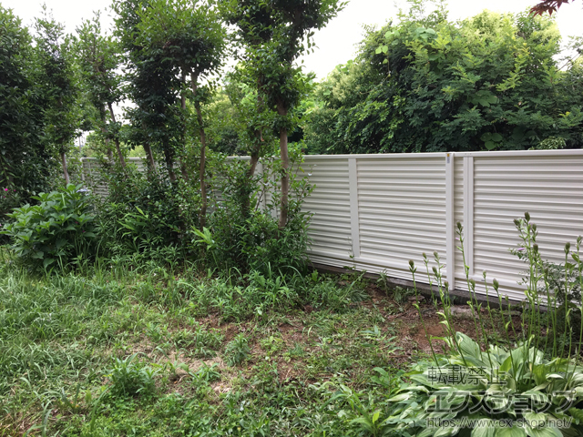 神奈川県秦野市ののフェンス・柵 ミエーネフェンス 目隠しルーバータイプ 自由柱施工＋ミエーネフェンス フェンス下 隙間隠し 施工例