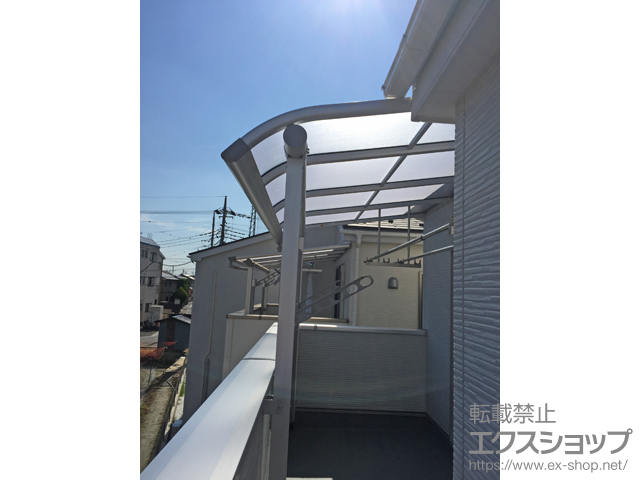 埼玉県草加市ののテラス屋根 ヴェクターテラス R型 屋根タイプ 単体 積雪〜20cm対応＋吊り下げ式物干し 標準 2本入り×1セット 施工例