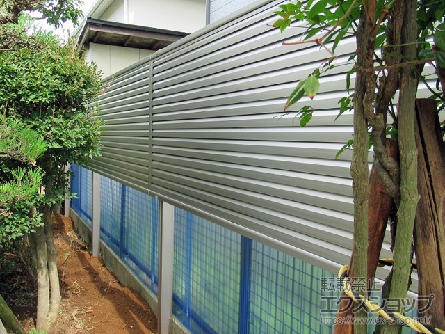 千葉県印西市ののフェンス・柵 ミエーネフェンス 目隠しルーバータイプ 2段支柱 自立建て用 施工例