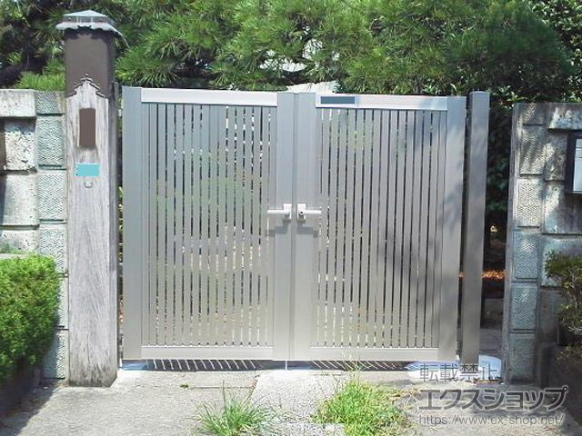 東京都江戸川区のの門扉 シンプレオ門扉4型 縦太格子 両開き 高尺タイプ 門柱使用　 施工例