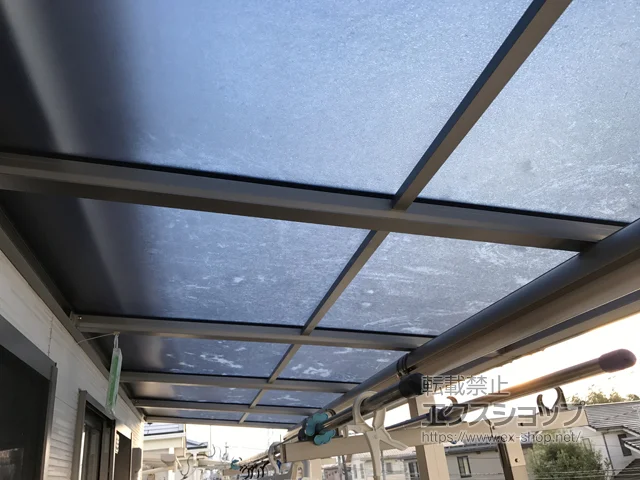 静岡県駿東郡清水町のValue Selectのバルコニー・ベランダ屋根 プレシオステラス F型 屋根タイプ 連棟 積雪〜20cm対応 施工例