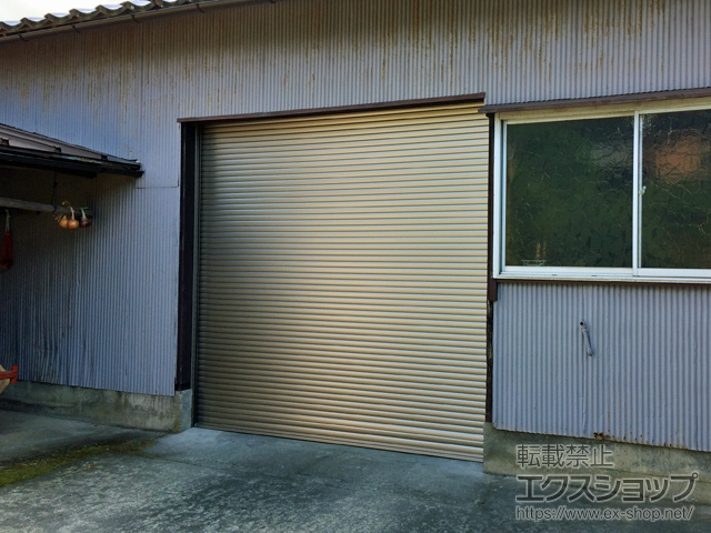 石川県小松市のLIXIL リクシル（トステム）のガレージシャッター ガレージシャッタークワトロ 電動式 内部付タイプ 施工例