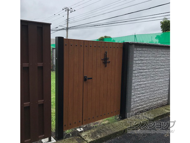神奈川県大和市のの門扉 ルシアス門扉BW04型 たて板張り(鋲あり) 両開き親子 木調カラー 門柱使用 施工例