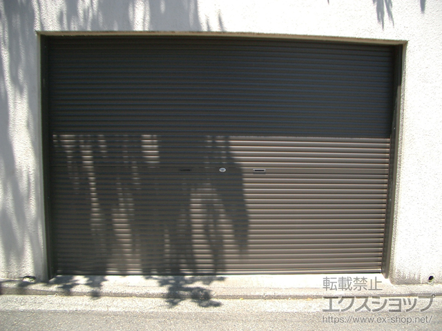 神奈川県横浜市のLIXIL リクシル（トステム）のガレージシャッター ガレージシャッタークワトロ 手動式 内部付タイプ 施工例