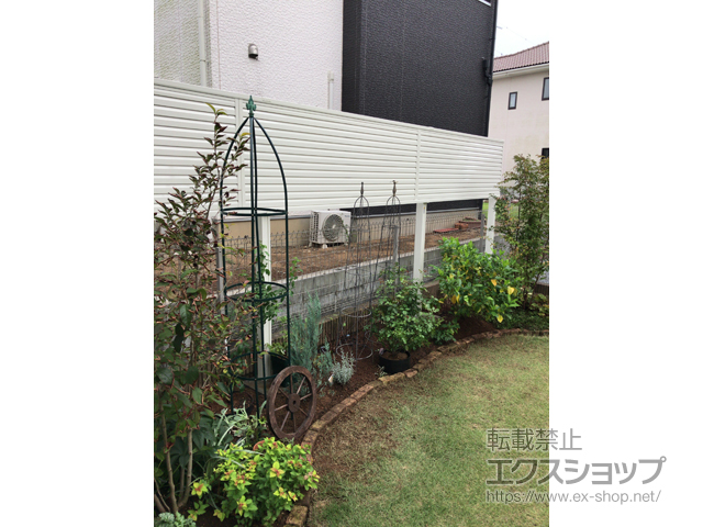 茨城県筑西市ののフェンス・柵 ミエーネフェンス 目隠しルーバータイプ 2段支柱 自立建て用（パネル1段） 施工例