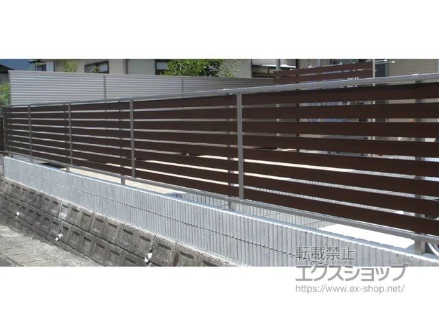 広島県広島市のYKKAPのフェンス・柵・塀 ルシアスフェンスF04型 横板 複合カラー 自由柱施工 施工例