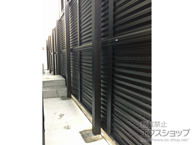 神奈川県横浜市ののフェンス・柵 ミエーネフェンス 目隠しルーバータイプ 2段支柱 自立建て用（パネル2段） 施工例