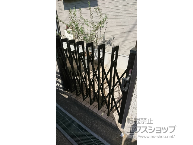 兵庫県西宮市ののカーゲート カムフィM 片開きタイプ 18S ＊柱なし 施工例