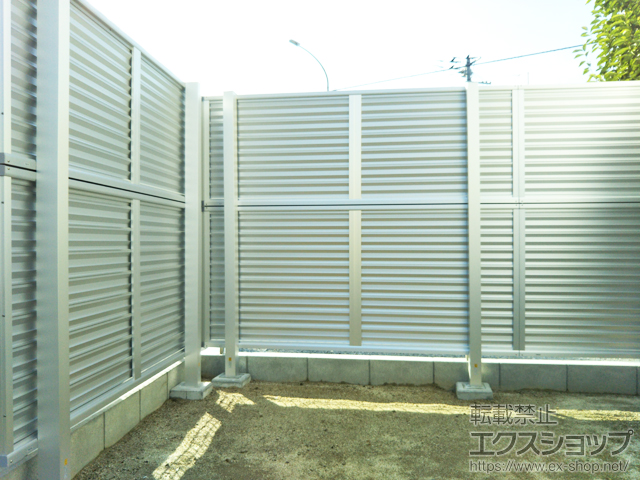 埼玉県狭山市ののフェンス・柵 ミエーネフェンス 目隠しルーバータイプ 2段支柱 自立建て用（パネル2段） 施工例