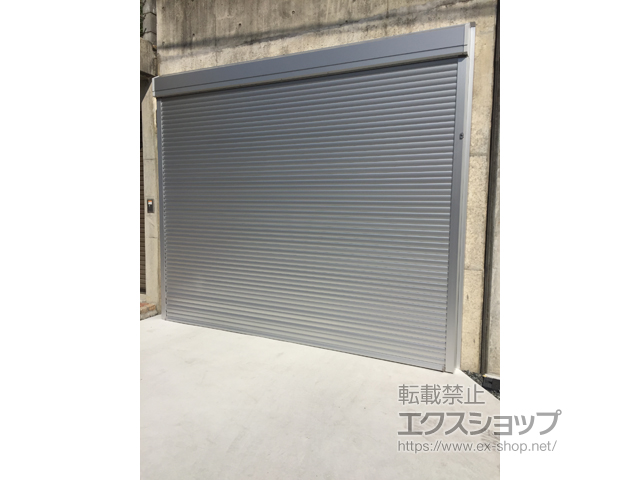 奈良県香芝市のLIXIL リクシル（トステム）のガレージシャッター ガレージシャッタークワトロ 電動式 外部付タイプ※外部停電時開閉機構 施工例