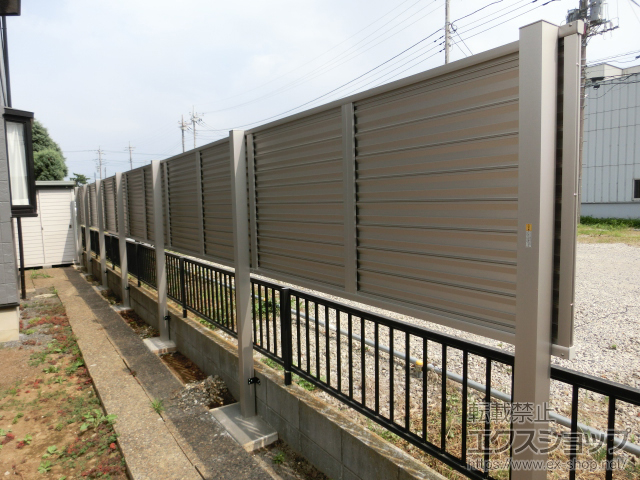 千葉県千葉市ののフェンス・柵 ミエーネフェンス 目隠しルーバータイプ 2段支柱 自立建て用（パネル1段） 施工例