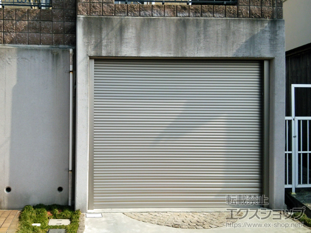 大阪府茨木市のLIXIL リクシル（トステム）のガレージシャッター ガレージシャッタークワトロ 電動式 内部付タイプ※外部停電時開閉機構 施工例