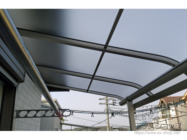 大阪府羽曳野市ののバルコニー・ベランダ屋根 プレシオステラス R型 屋根タイプ 単体 積雪〜20cm対応 施工例