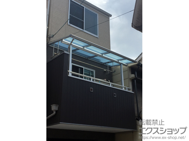 大阪府大阪市ののバルコニー・ベランダ屋根 ヴェクターテラス F型 屋根タイプ 単体 積雪〜20cm対応＋吊り下げ式物干し 標準2本入り×1セット 施工例