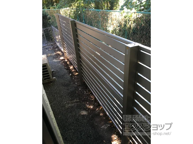 東京都世田谷区のYKKAPのフェンス・柵・塀 シンプレオフェンスSY1型 横スリット 2段支柱 自立建て用（パネル2段） 施工例