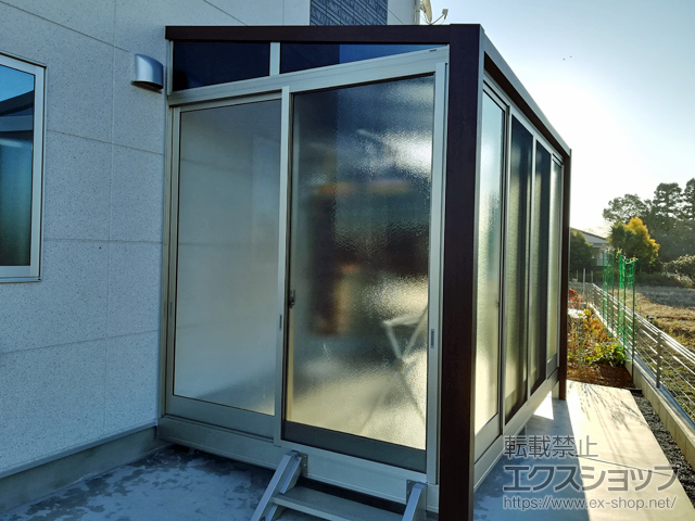 埼玉県久喜市ののテラス囲い・サンルーム サンフィールIII F型 床納まりランマなし 木調ガーデンルーム ハイタイプ 積雪〜20ｃｍ対応 施工例