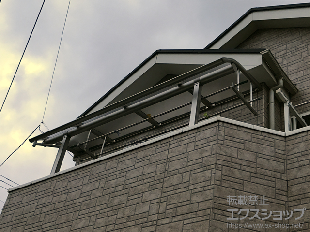 埼玉県川口市ののバルコニー・ベランダ屋根 プレシオステラス R型 屋根タイプ 単体 積雪〜20cm対応＋吊り下げ物干し 標準 2本入×1セット 施工例