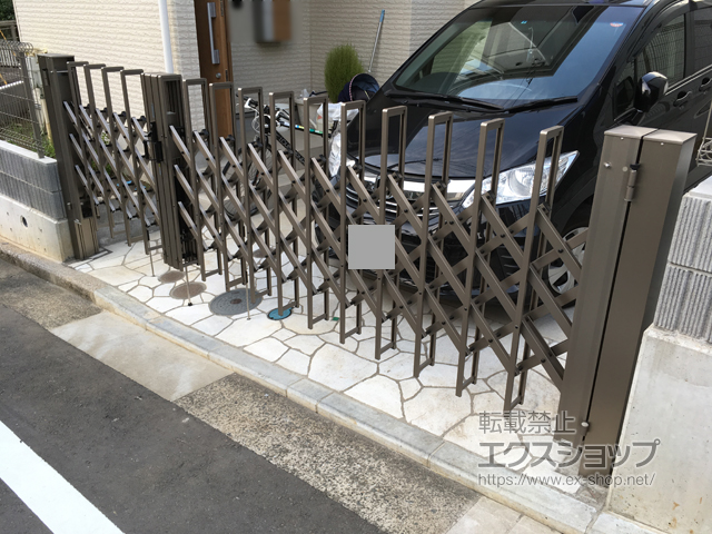 神奈川県横浜市ののカーゲート トリップゲート NC型 ノンキャスター 両開き親子 39WO（13S+26M）*ロング柱仕様 施工例