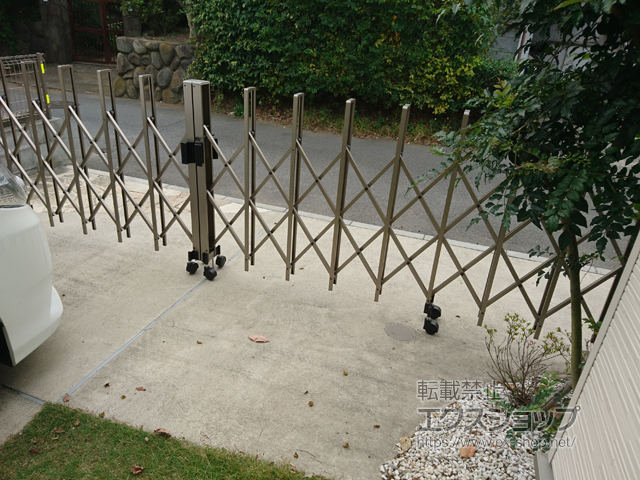 神奈川県藤沢市ののカーゲート トリップゲート RA型 ノンレール 両開き 48W 施工例