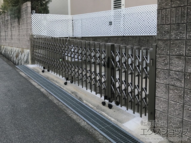 大阪府箕面市ののカーゲート トリップゲート 傾斜地専用型 ノンレール 両開き親子タイプ(12S＋47M) 施工例