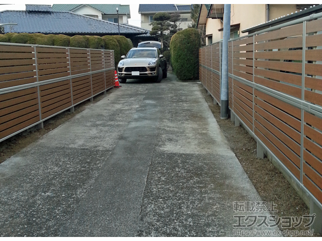 熊本県熊本市ののカーポート ルシアスフェンスF04型 横板 複合カラー 2段支柱 自立建て用（パネル2段） 施工例